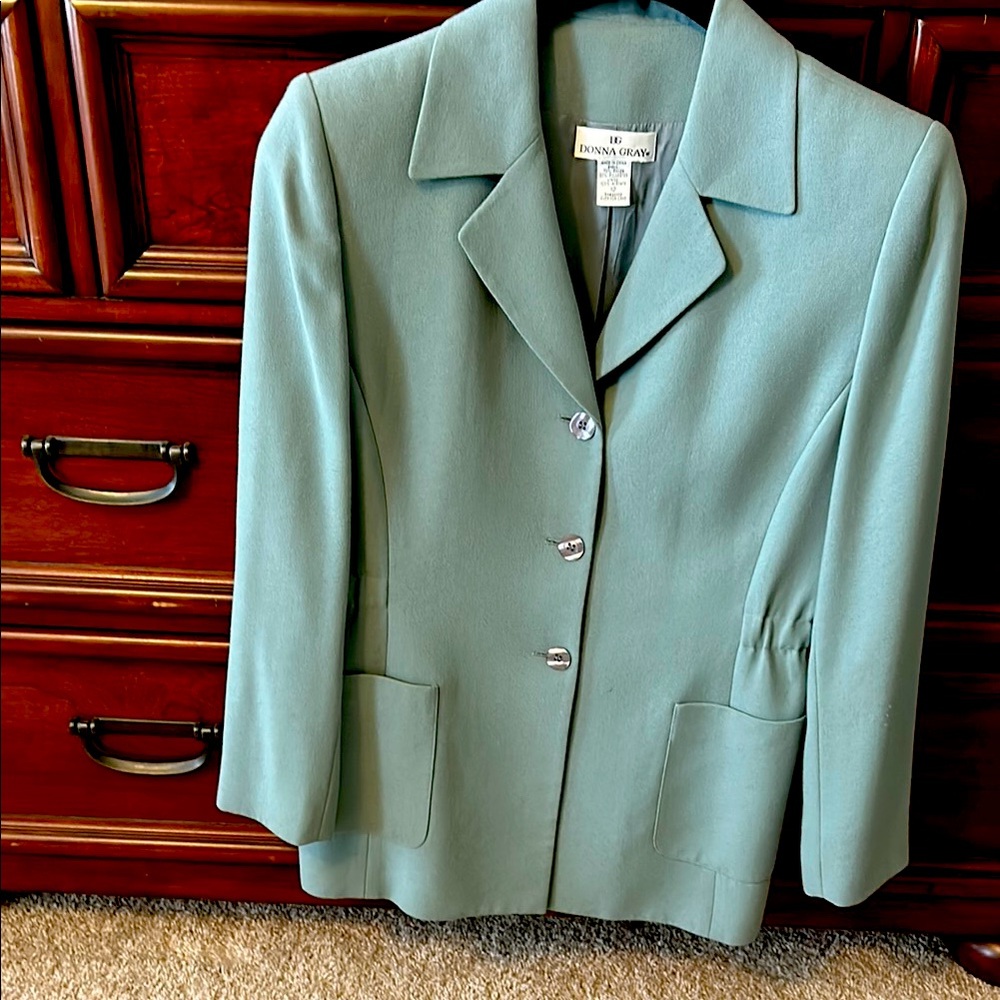 Green Blazer with Notched Lapel and Tailored Silhouette